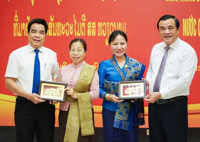 Đoàn đại biểu Hội Liên hiệp Phụ nữ Lào đến thăm và làm việc ở Quảng Nam