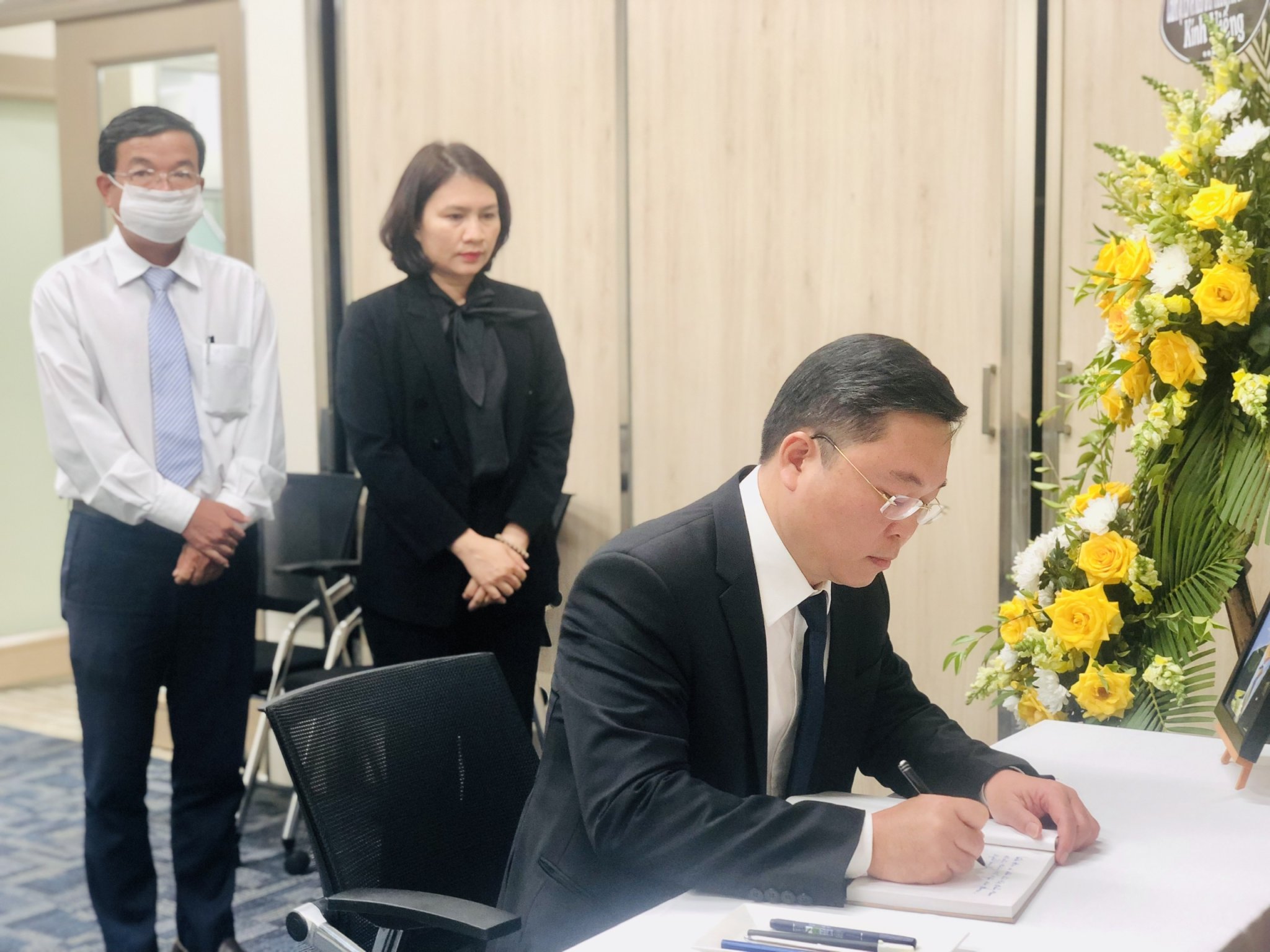 Chủ tịch Ủy ban nhân dân tỉnh đến viếng và viết sổ tang tưởng niệm  cựu Thủ tướng Nhật Bản Abe Shinzo