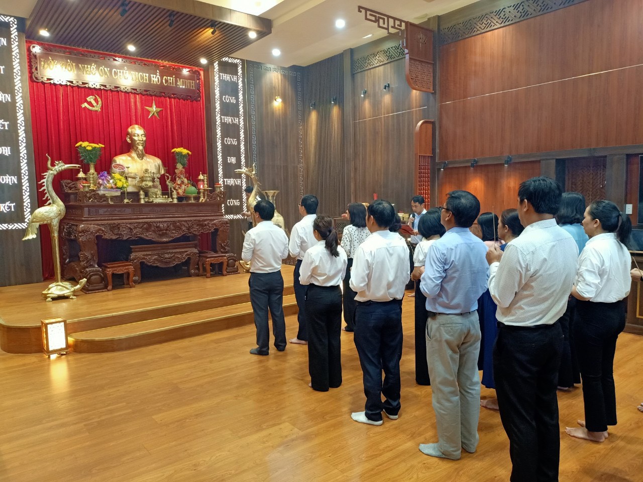 Chi bộ Sở Ngoại vụ tổ chức buổi sinh hoạt chuyên đề chào mừng Kỷ niệm 133 năm ngày sinh Chủ tịch Hồ Chí Minh, 112 năm ngày Bác Hồ ra đi tìm đường cứu nước và sơ kết 02 năm thực hiện Kết luận số 01 –KL/TW ngày 18/5/2021 của Bộ Chính trị.